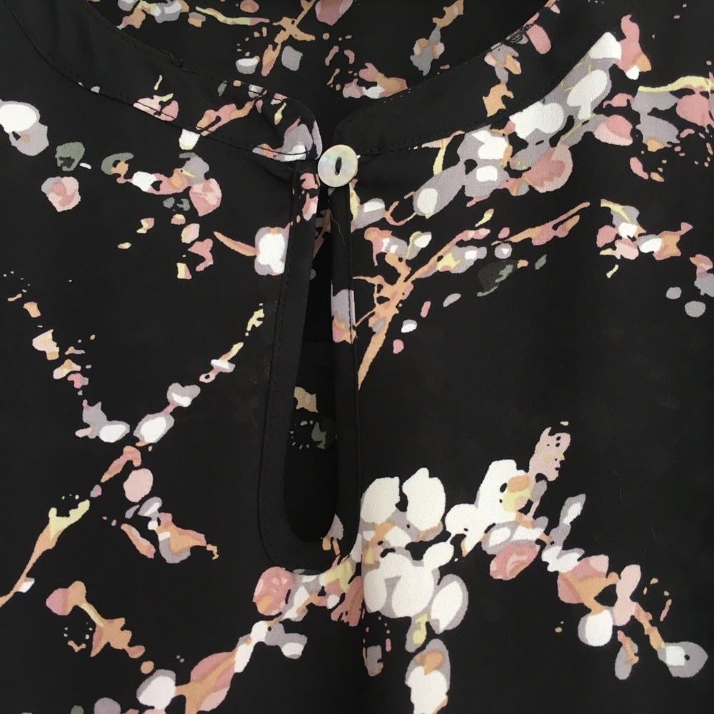 Beautiful keyhole hi-low sleeveless tunic